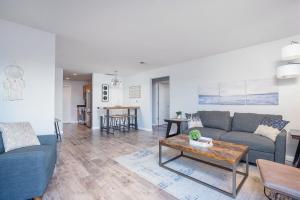 una sala de estar con un sofá y una mesa en 3 BR VY2901-5, Sleeps 11, Between Strip & SDC, en Branson