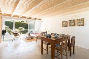 uma sala de jantar com mesa e cadeiras em Amazigh-Casas de Vale Figueiras em Aljezur