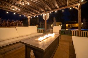 ein Wohnzimmer mit Sofa und Feuerstelle in der Unterkunft Emmalu Hotel Boutique in San Marcos