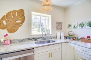 Gallery image of Colorful and Retro Perkinston Cottage with Yard! in Wiggins