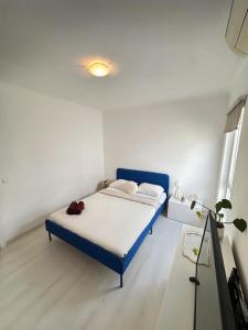 a bedroom with a blue bed in a room at Vilamoura Modern House in Quarteira