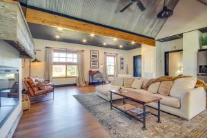 Gallery image of All About the Buzz Cottage with Patio and Yard! in Wiggins