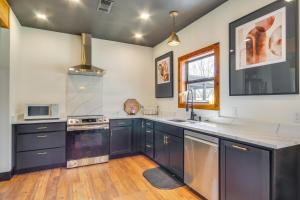 Gallery image of All About the Buzz Cottage with Patio and Yard! in Wiggins +17 photos