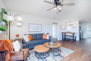 un soggiorno con un divano blu e un tavolo di 3 BR VY2901-6, Sleeps 11, Between Strip & SDC a Branson