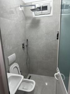 レジャにあるHoliday Home Lezhaのシャワー、トイレ、洗面台を備えたバスルーム