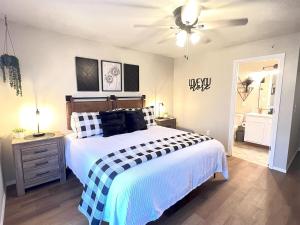 una camera da letto con un letto e un ventilatore a soffitto di 3 BR VY2901-6, Sleeps 11, Between Strip & SDC a Branson Altre 58 foto