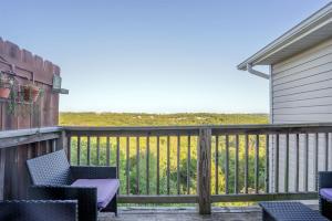 Una terraza con sillas y una mesa en un balcón. en 3 BR VY2903-6, Sleeps 11, Between Strip & SDC, en Branson