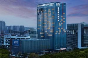 Un palazzo alto con un cartello in una città di Four Points by Sheraton Shenzhen, Guangming a Shenzhen