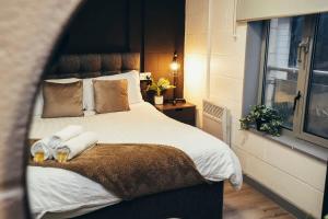 a bedroom with a bed with two dogs on it at 1BR City Centre Apt, Self Check In, Wifi, By DerBnB in Sheffield