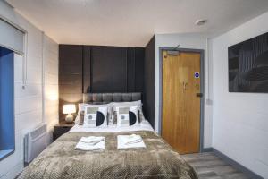 a bedroom with a large bed with towels on it at 1BR City Centre Apt, Self Check In, Wifi, By DerBnB in Sheffield +20 photos