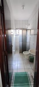 een badkamer met een toilet, een bidet en een wastafel bij Casa para tecnoshow 2025 rioverde in Rio Verde