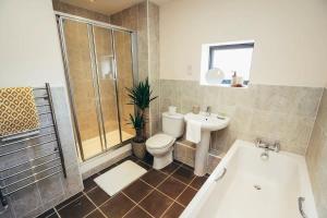 Koupelna v ubytování Penthouse 2BR Apt, Self Check In, Gated Parking, By DerBnB