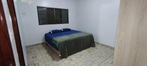 een bed in een kamer met een raam bij Casa para tecnoshow 2025 rioverde in Rio Verde