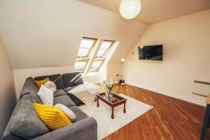 TV a/nebo společenská místnost v ubytování Penthouse 2BR Apt, Self Check In, Gated Parking, By DerBnB