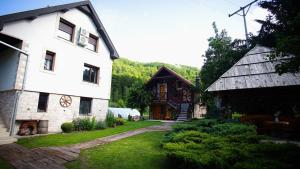Budova, kde se apartmán nachází + 37 fotografií