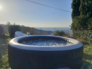 ein großes rundes Wasserbecken in einem Hof in der Unterkunft Elegante villa panoramica con giardino e idromassaggio a 10 minuti dal mare in Castellabate