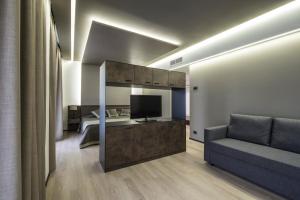 salon z kanapą i telewizorem w obiekcie Hotel Des Bains Terme w mieście Montegrotto Terme