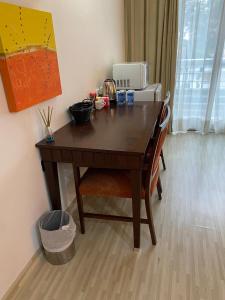a wooden table with two chairs in a room at Flat Fabuloso Executivo 3 in São Paulo