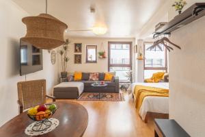 una sala de estar con un sofá y una mesa en Explorer House Bremen, en Bremen