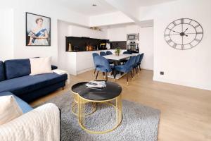 Гостиная зона в Luxury 3 Bedroom Apartment in Marylebone