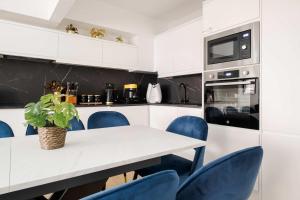 Кухня или мини-кухня в Luxury 3 Bedroom Apartment in Marylebone
 +14 фотографий