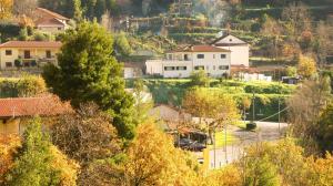 vistas a una ciudad con árboles y casas en Casa Lola Principe en Geres