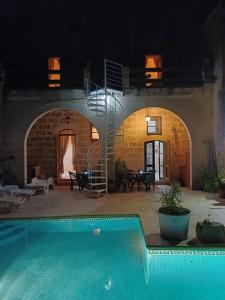Bazén v ubytování Arkati house nebo v jeho okolí