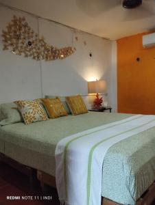 ein Schlafzimmer mit zwei Betten in einem Zimmer in der Unterkunft casa brisa marina in Isla Mujeres