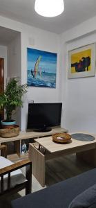 Televízia a/alebo spoločenská miestnosť v ubytovaní Apartamento completo, 2min de la playa (El Palo)