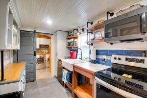 Gallery image of Ocean-Themed Westport Home Bike to Ocean! in Westport +16 photos