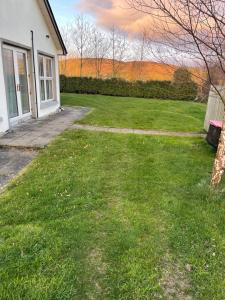 a yard with green grass and a house at Castle Gap Retreat in Jonesborough