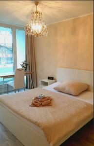 ein Schlafzimmer mit einem Bett, auf dem ein Handtuch liegt in der Unterkunft BonnJour - 7 Lounge Apartment in Bonn