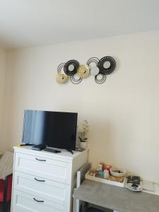 a tv on top of a white dresser at Studio cosy proche aéroport d'Orly & paris in Paray-Vieille-Poste