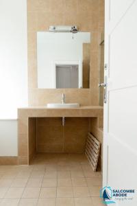 Ένα μπάνιο στο Absolute Heart of Salcombe - Estuary Views, Sauna, Hot Tub +55 φωτογραφίες