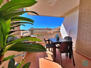 a table and chairs on a balcony with a view at Retiro Zen en Tu Rincón Mediterráneo in Oropesa del Mar