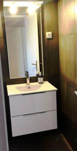 a bathroom with a white sink and a mirror at Beau 2-pieces rch très proche de Paris in Gentilly