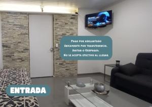 Телевизия и/или развлекателен център в Moderno apto con terraza a cuadras del Shopping Terminal