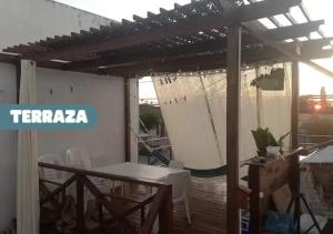 派桑杜Moderno apto con terraza a cuadras del Shopping Terminal的天井配有桌椅和凉亭。 更多3张照片