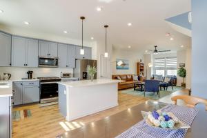 Η κουζίνα ή μικρή κουζίνα στο Walk to Dtwn Waterfront Eastern Shore Townhome!