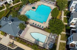 Πισίνα στο ή κοντά στο Walk to Dtwn Waterfront Eastern Shore Townhome!