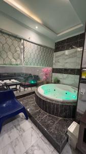 d'une salle de bains avec bain à remous dans la chambre dans l'établissement شاليهات بالي, à Jilhayah