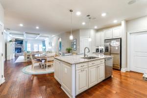 Η κουζίνα ή μικρή κουζίνα στο Swim, Hike and Chill Spacious Ocean View Townhome!