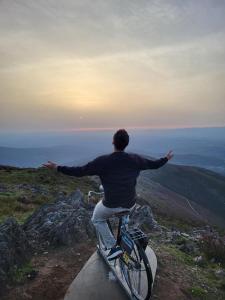 a man riding a bike on top of a mountain at Free Spirit in Vale do Torno