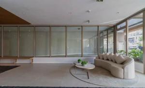 a living room with a couch and a table at Flat Mirant Vila Madalena in São Paulo +4 photos