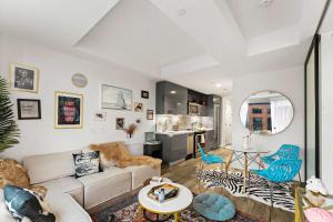 een woonkamer met een bank en een tafel bij Central Boston Bliss Family Haven Awaits in Boston