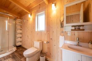 Koupelna v ubytování Chalets Nautika + 37 fotografií