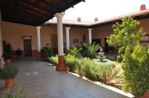 un patio de una casa con una fuente en Casa Rural Romana, en Don Álvaro