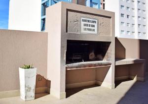 een gebouw met een hond in een open haard bij Franca Austral in Puerto Madryn