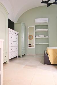 una camera da letto con un letto, un comò e uno specchio di Casa Bruni 104 a Putignano