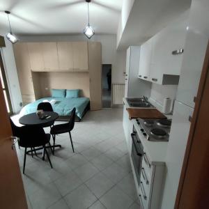 Dapur atau dapur kecil di Apartment with a Relaxing Garden